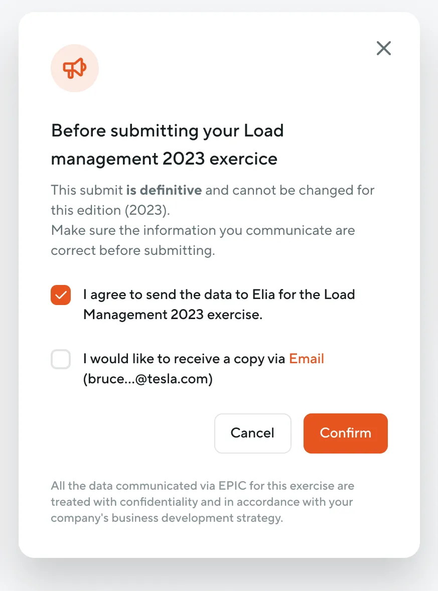 Zoom sur la modale de soumission de l'exercice Load Management 2023 : l'avertissement que l'envoi est définitif, la case d'accord cochée, la case de copie par e-mail laissée vide, et le bouton Confirm devenu actif.