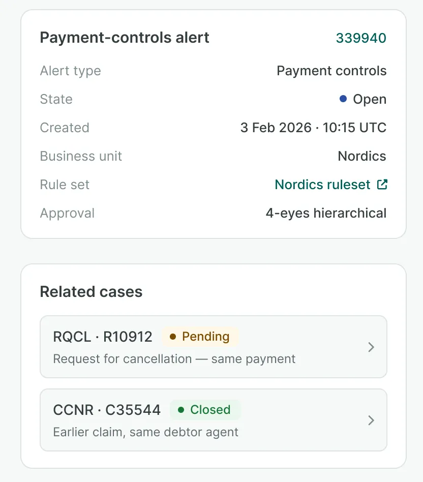 Zoom sur la colonne latérale d'un litige : la carte de l'alerte de contrôle de paiement à l'origine du dossier (type, état, date de création, entité, jeu de règles, niveau d'approbation) et, en dessous, les dossiers liés au même paiement avec leur statut. Données fictives.