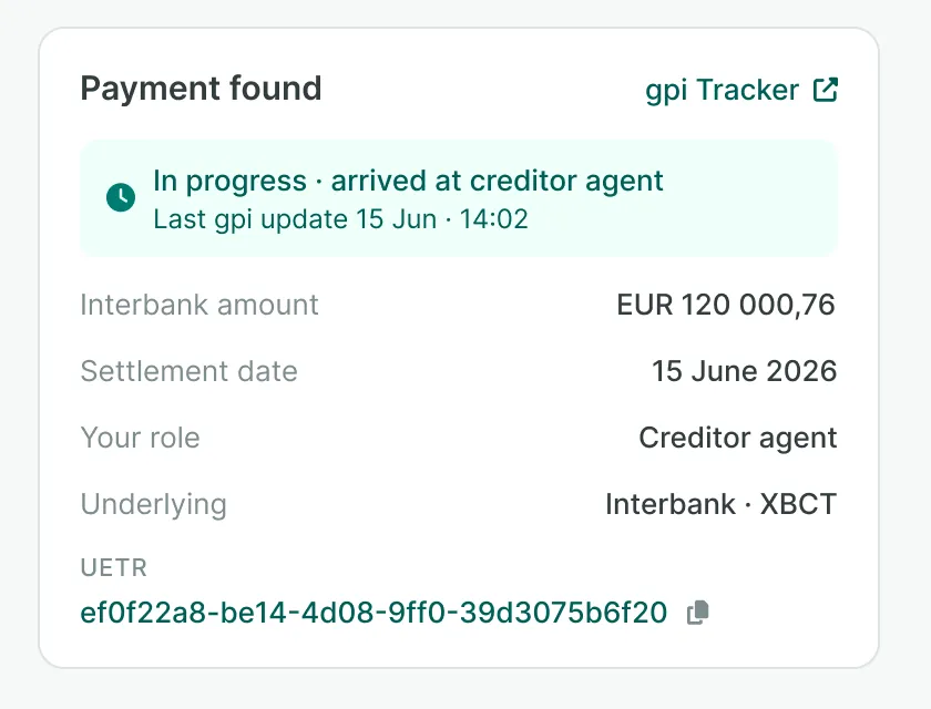 Zoom sur le panneau d'ouverture d'un litige : à partir de la seule référence du paiement, l'interface retrouve son statut gpi, son montant, sa date de règlement, le rôle de la banque qui ouvre le dossier et le type de transfert, autant de champs que l'utilisateur n'a plus à ressaisir. Données fictives.